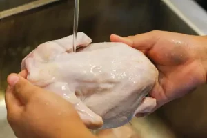Perchè la carne non si lava prima di cuocerla?
